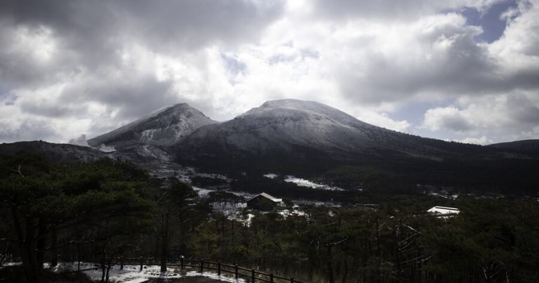 Yaponiyadakı aktiv vulkan böyük kül püskürür