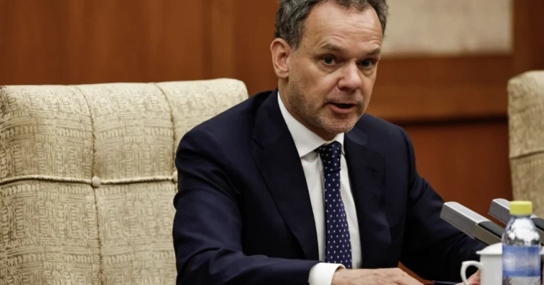 Niderlandda nazirlər kütləvi şəkildə istefa verirlər