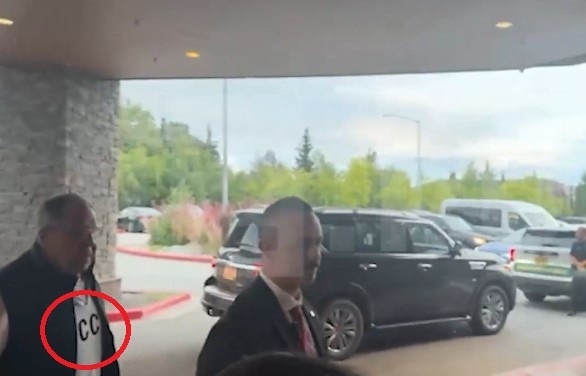 Alyaskaya gedən Lavrovun geyimi gündəm oldu – VİDEO