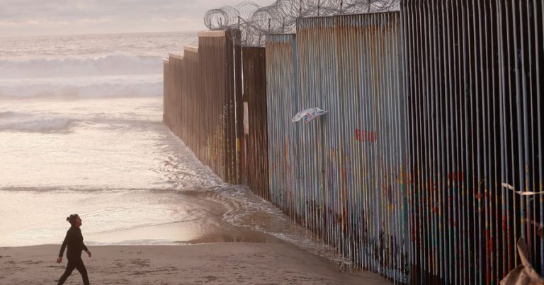 Tramp ABŞ-Meksika sərhədindəki divarı qara rəngə boyayacaq