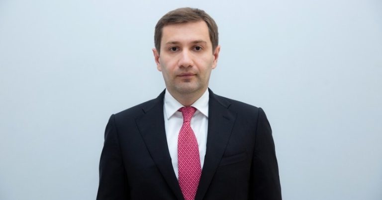 “Fərid müəllim, bu, ayıbdır” – Partiya sədri cəmi bir ilə sürətlə yüksələn Agentlik rəhbərini məktəbli ilə müqayisə elədi və… (FOTOLAR)