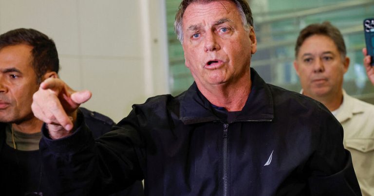 Jair Bolsonaro 24 saat polis nəzarəti altında qalacaq