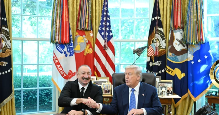 İlham Əliyevlə Donald Trampın Anlaşma Memorandumu imzalamasından daha bir görüntü