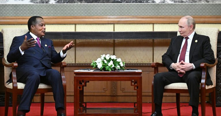 Putinə Pekində Konqo qadınlarını əks etdirən rəsm hədiyyə edilib