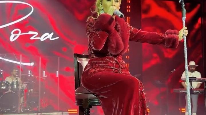 Roza Zərgərli səhnədə ayağa qalxa bilmədi – stulda oturaraq oxudu