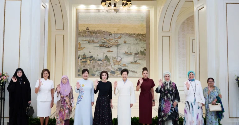 CCTV Tiencində dövlət və hökumət başçılarının xanımlarının gəmi gəzintisi barədə reportaj yayımlayıb