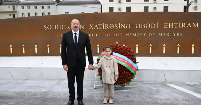 Prezidentin əlindən tutan yeddiyaşlı qızcığaz – Kimdir o? Prezidentin əlindən tutan yeddiyaşlı qızcığaz – Kimdir o?