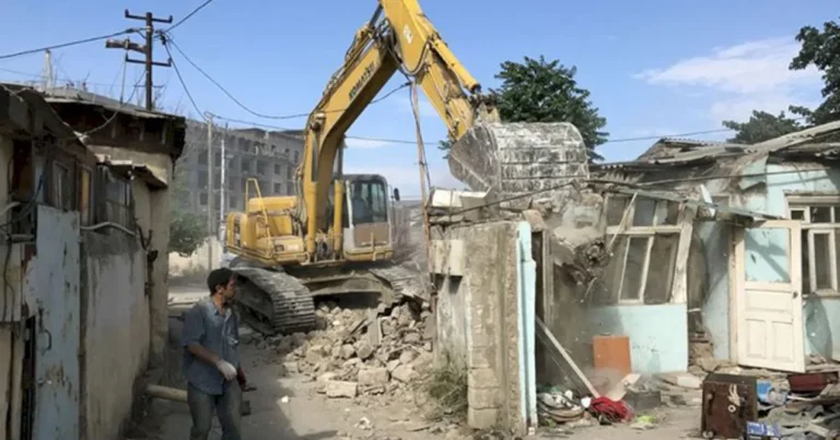 Bakıda bu evlərin sökülməsinə başlanıldı