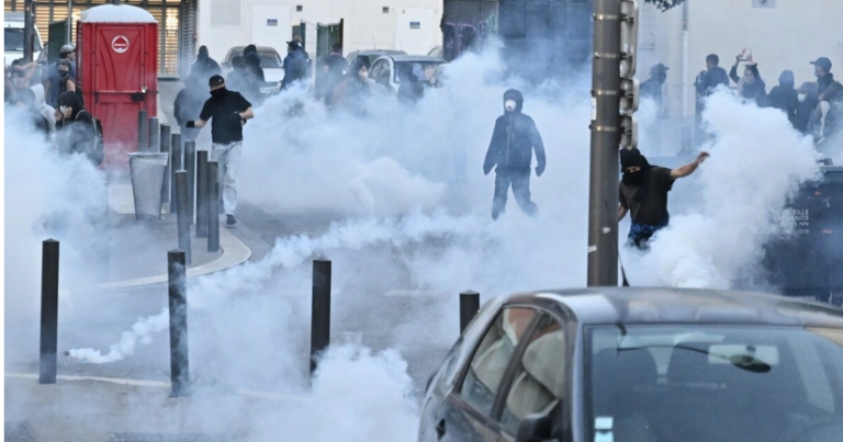 Parisdə etirazlar polislə qarşıdurmaya çevrilib