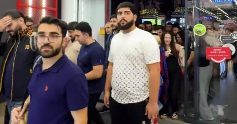 Bakıda gecə vaxtı “iPhone 17″yə görə mağazaya axışdılar – VİDEO