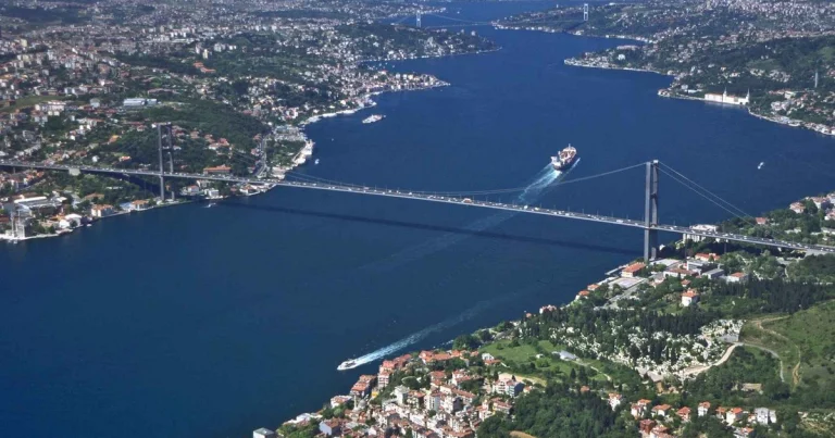 Türkiyənin Qara dəniz boğazlarından gəmilərin keçidi 7 dəfə bahalaşıb