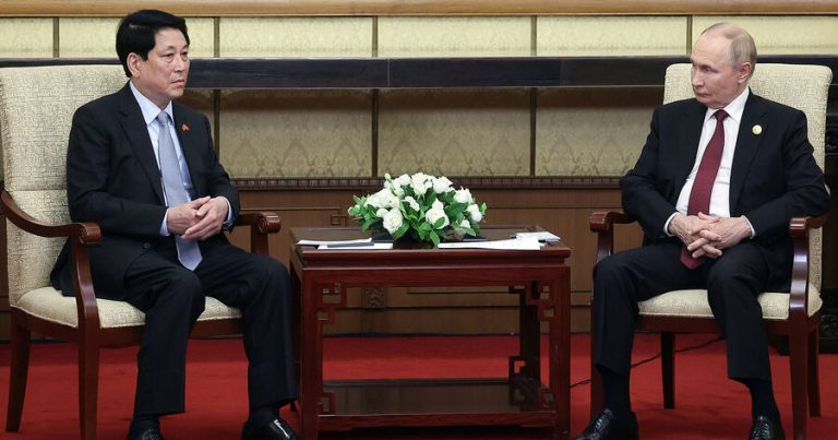 Putin və Vyetnam Lideri Pekində Görüşdü