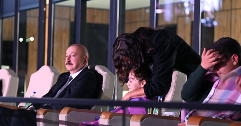 Ana nəvazişi ilə… – Fotolar