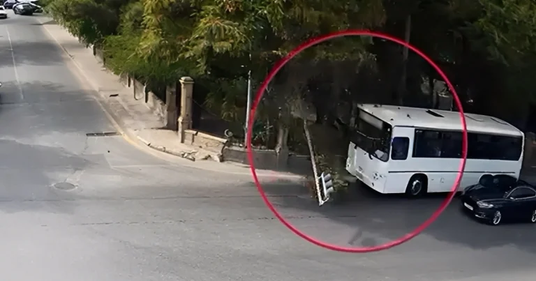 Bakıda sərnişin avtobusu işıqfora çırpıldı
