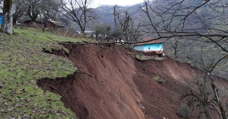 Astarada leysan nəticəsində torpaq sürüşməsi olub