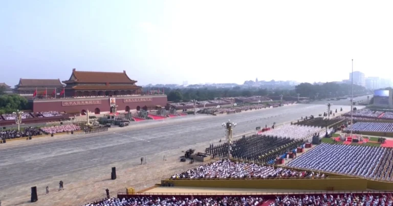 İlham Əliyev Pekində II Dünya müharibəsində Qələbənin 80-ci ildönümünə həsr olunmuş paradı izləyib