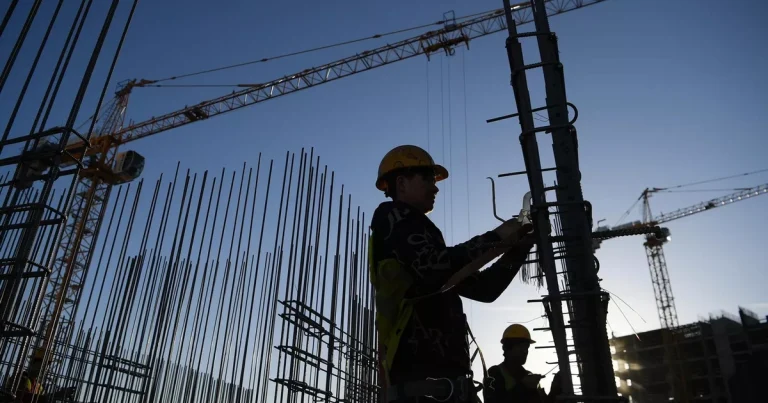 Qırğızıstanda sement zavodunda FACİƏ: İşçilər beton konstruksiyasının altında qaldılar