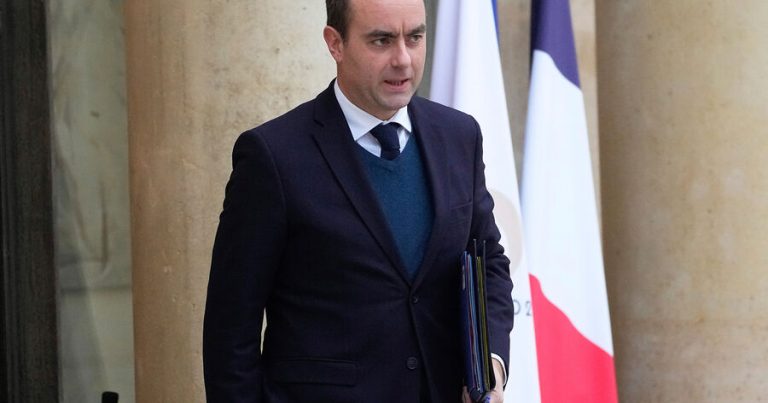 Fransanın yeni baş naziri Sebastyen Lekornu oldu