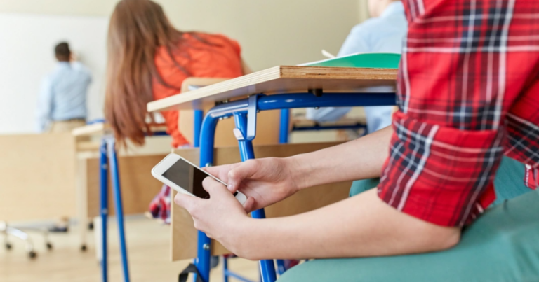 Məktəblərdə telefon işlətmək QADAĞAN EDİLDİ