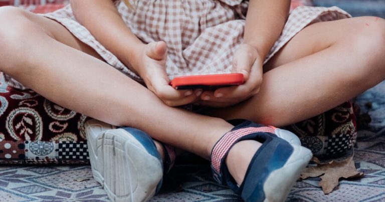 Danimarka 15 yaşdan kiçik uşaqlar üçün sosial medianı qadağan etməyi təklif edib