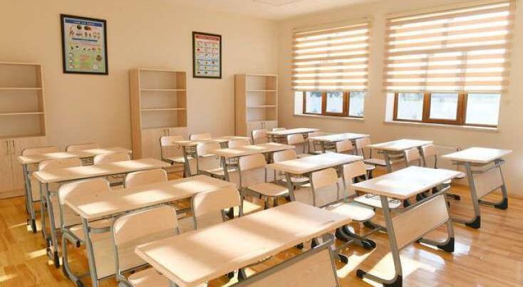 Müəllim fərqli siniflərə eyni otaqda dərs keçir – Təhsil İdarəsindən REAKSİYA