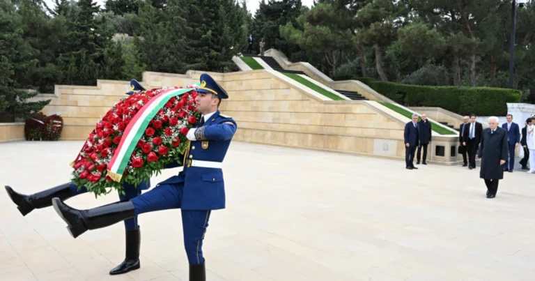 İtaliya prezidenti Bakıda şəhidlərin xatirəsini anıb