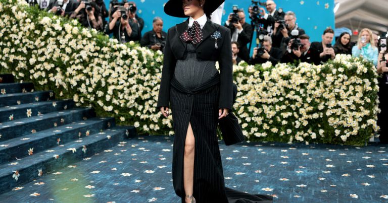 Rihanna üçüncü övladını dünyaya gətirdikdən sonra ilk dəfə görüntüləndi