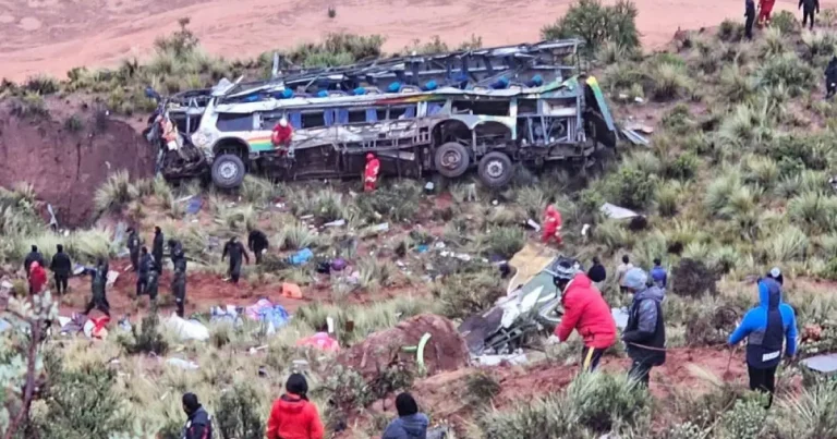 Avtobus dərəyə yuvarlandı: xeyli sayda adam ölüb