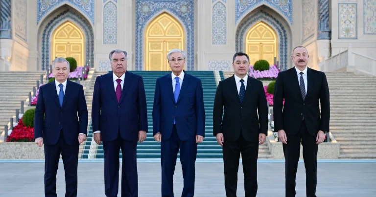 İlham Əliyev Daşkənddə İslam Sivilizasiyası Mərkəzi ilə tanış olub İlham Əliyev Daşkənddə İslam Sivilizasiyası Mərkəzi ilə tanış olub