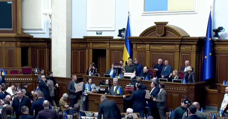 Pyotr Poroşenko tərəfdarları ilə birlikdə istefa tələbi ilə Ali Rada tribunasını dövrəyə alıb Pyotr Poroşenko tərəfdarları ilə birlikdə istefa tələbi ilə Ali Rada tribunasını dövrəyə alıb