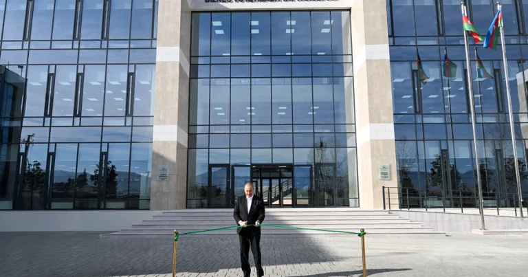 Prezident Qarabağ Universitetinin Biznes və iqtisadiyyat fakültəsinin binasının açılışında iştirak edib