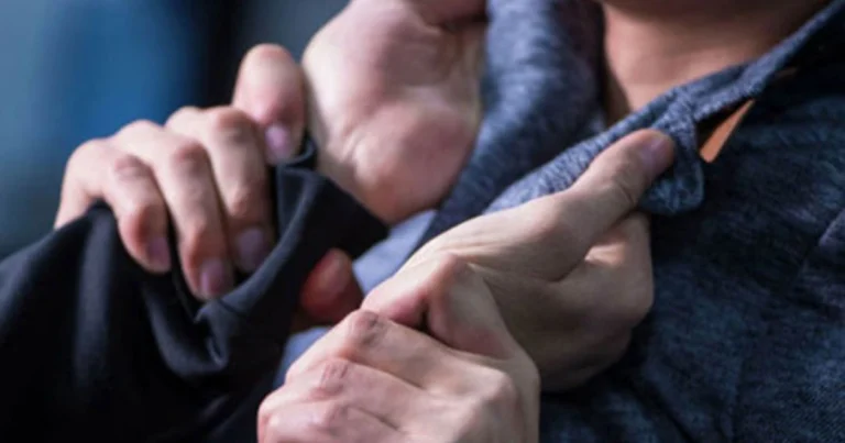 Dostunu evinə çağırıb yeyib-içdilər, arağa görə burnunu sındırdı