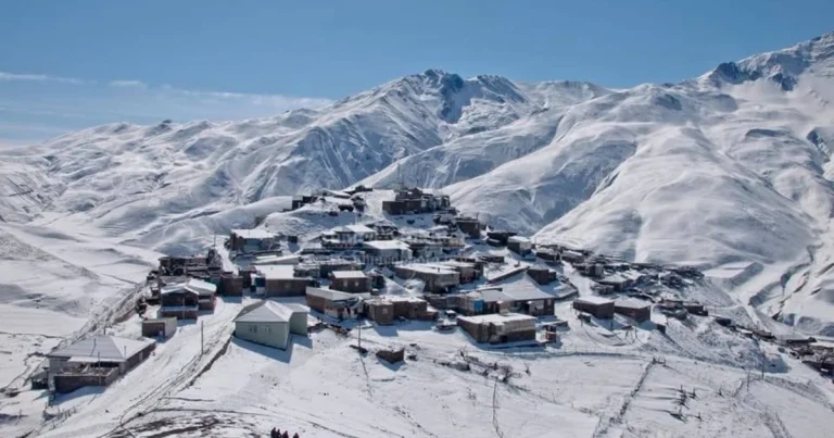 Xınalıqdan qayıdan əcnəbi yolda köməksiz vəziyyətdə qaldı