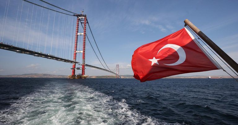 Türkiyə İstanbul və Çanaqqala boğazlarını bağladı