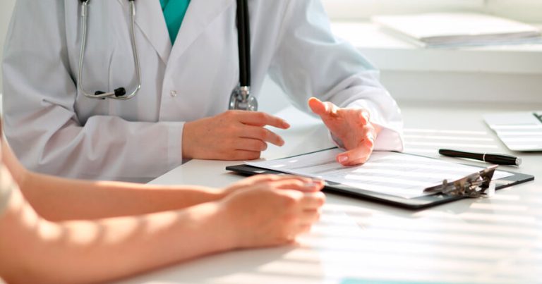 Keçmiş həkim biri uşaq olmaqla 38 xəstəyə qarşı cinsi zorakılıqda ittiham olunur