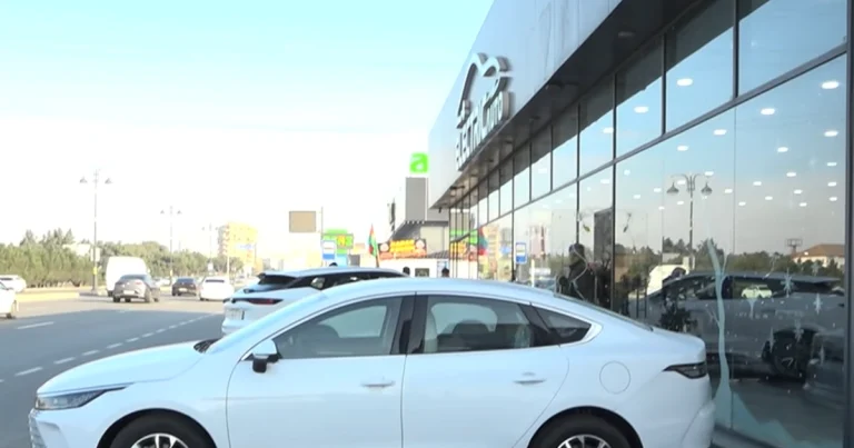 Avtosalon səkini zəbt etdi: “Yolu keçə, mağazaya gedə bilmirik”