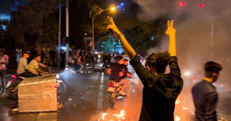 İranda gərginlik ARTDI – Küçələrdə “Xameneiyə ölüm” şüarları səslənir