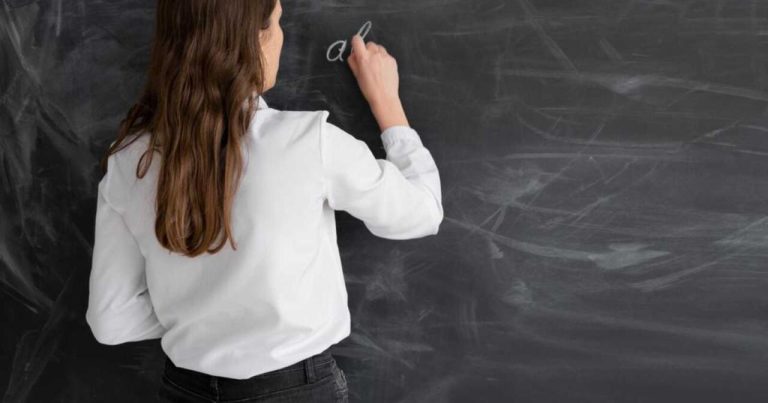 Uyğunsuz görüntülərinə görə işdən qovulan müəllimənin FOTOSU