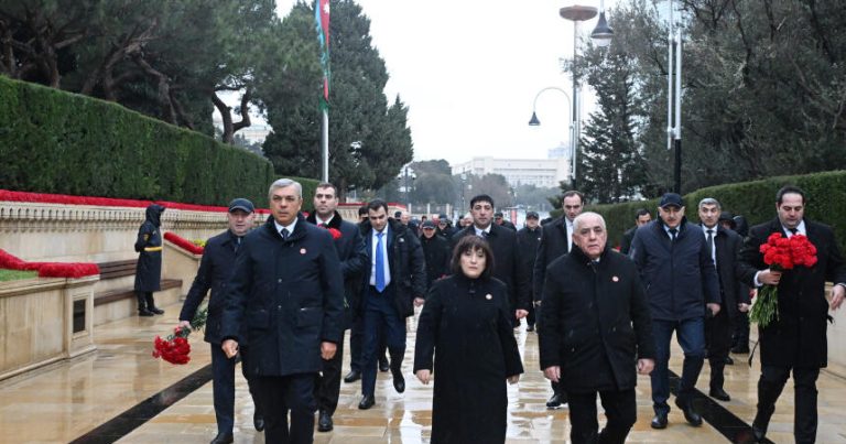 Dövlət və hökumət rəsmiləri Şəhidlər xiyabanını ziyarət ediblər – FOTO
