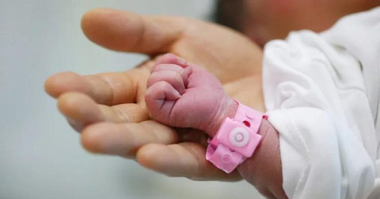 Atasının yanında yatan uşaq, boğulub öldü