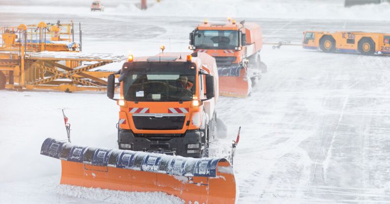 Yaponiyanın Hokkaydo adasında güclü qar yağışı hava limanının fəaliyyətini iflic edib