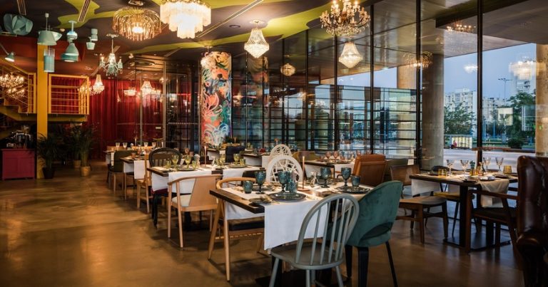 Türkiyədə “servis haqqı” ləğv edildi, Azərbaycanda müştəri hələ də “cibini açır”