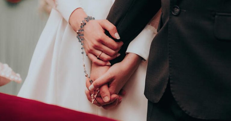 Boşanmış qadınla evlənən bəyin onun qızına jesti DİQQƏT ÇƏKDİ – VİDEO