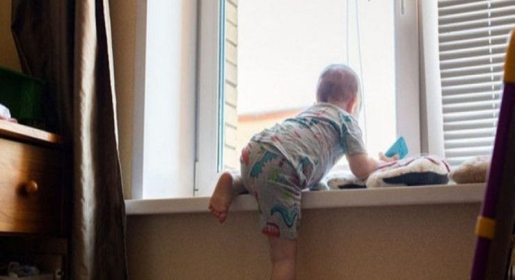 İki azyaşlı uşağını 16-cı mərtəbədən atdı və intihar etdi