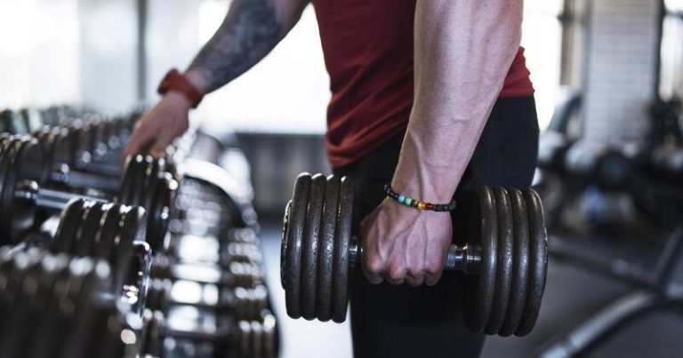 Medal şansını itirən idmançı yarış avadanlıqlarını atıb meşəyə qaçdı