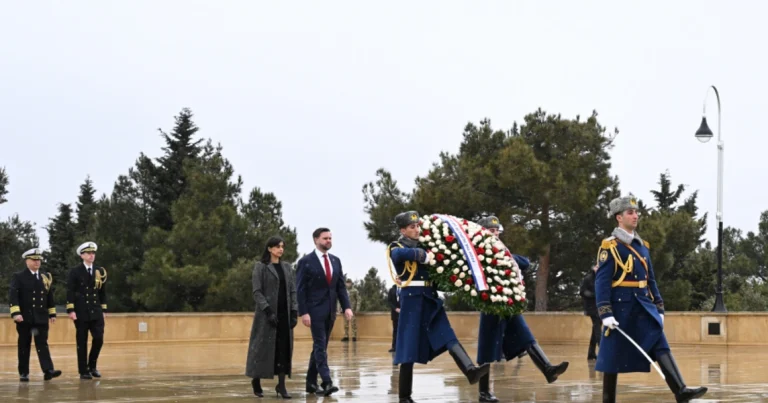 ABŞ vitse-prezidenti və həyat yoldaşı Şəhidlər xiyabanını ziyarət ediblər