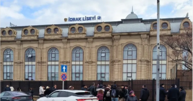 Müəllimini güllələyən şagird liseyə silahı belə keçirdib – İLKİN GÖRÜNTÜLƏR – VİDEO Müəllimini güllələyən şagird liseyə silahı belə keçirdib – İLKİN GÖRÜNTÜLƏR – VİDEO