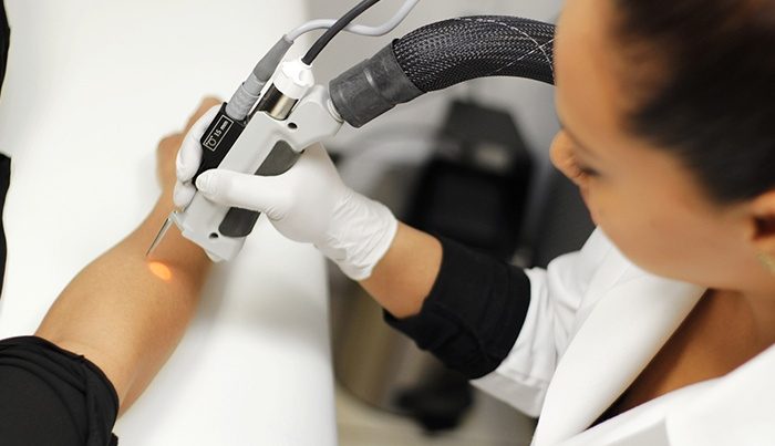 Azərbaycanda bu vaxta qədər olan ən rəzil reklam – Qadını soyundurub… – VİDEO