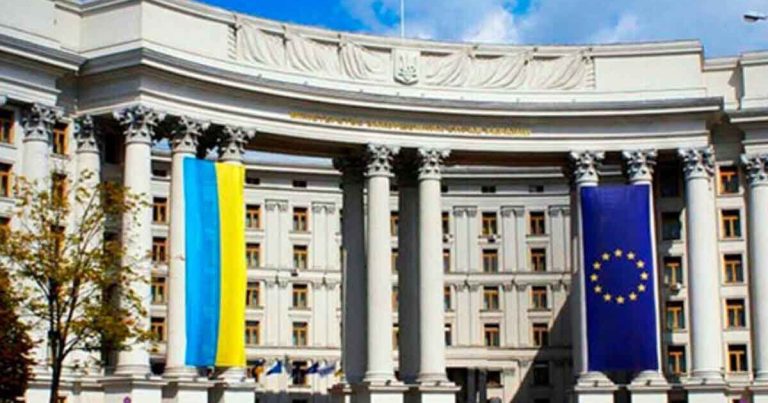 Macarıstanın xarici işlər naziri müharibədən qaçan ukraynalılara haqq qazandırdı