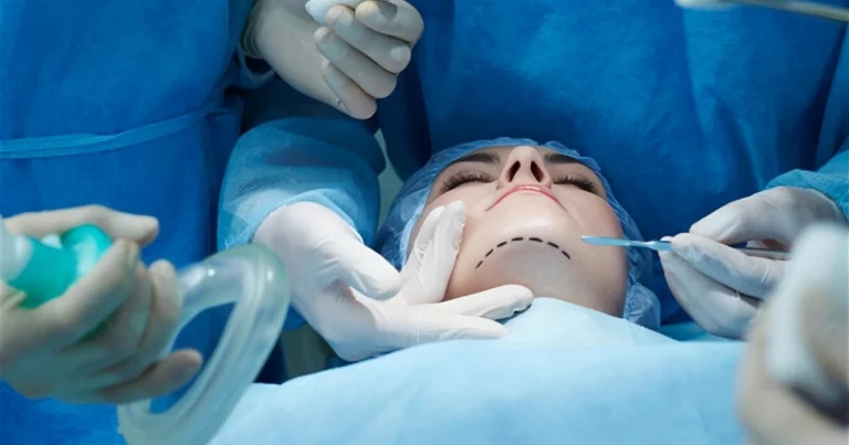 Estetik əməliyyatdan sonra qadının üzü deformasiyaya uğradı – İddia